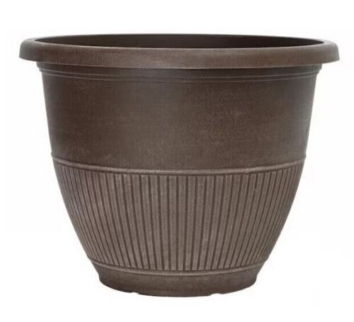 Southern Patio 12 in. Rene Bark Brush Plastic Planter New $79