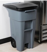 Rubbermaid 1971941 32 Gallon Gray Wheeled Rectangular Trash Can with Lid New Shelf Pull $219